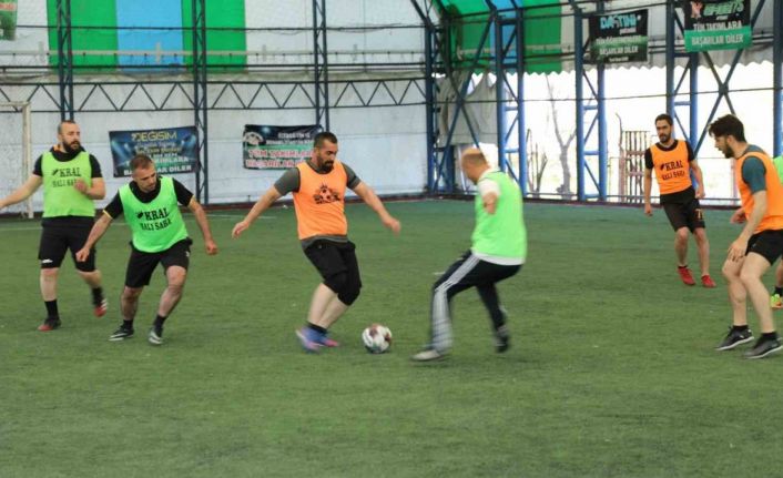 Ağrı Milli Eğitim Müdürü Kökrek, öğretmenler arası futbol turnuvasında sporculara tatlı ikram etti