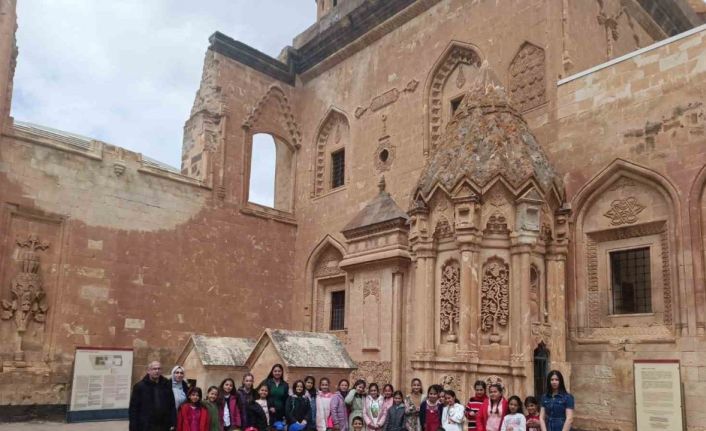 Ağrılı öğrenciler, ilk defa kentin tarihi ve turistik mekanları gördü