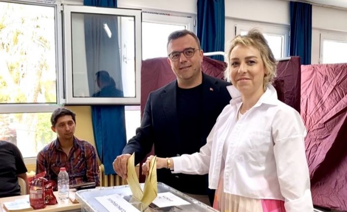 AK Parti Seferihisar İlçe Başkanı Aydın eşi ile birlikte oyunu kullandı