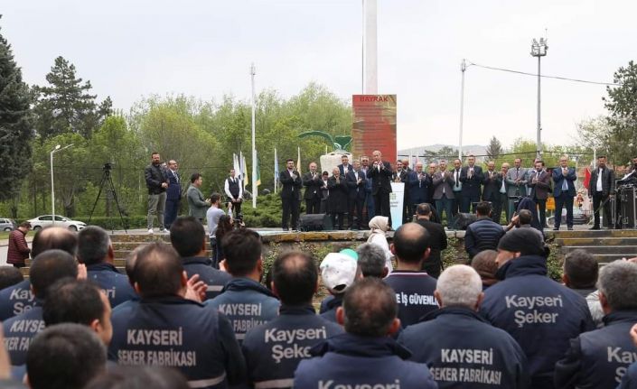 Akar: “Bu millet, teröristlerle arasına mesafe koyamayanlarla arasına mesafe koyacaktır”