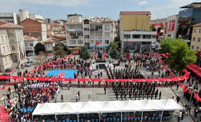 Aksaray’da 19 Mayıs 2 bin 100 kişinin taşıdığı 550 metrelik bayrakla kutlandı