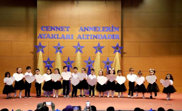 Anaokulu öğrencilerinden Anneler Günü kutlaması