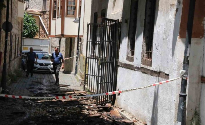 Antalya’da 22 milyon liraya satışta olan tarihi binadaki yangın geceyi aydınlattı