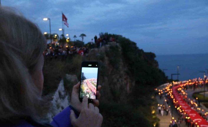 Antalya’da 400 metrelik dev Türk bayrağı açıldı, görsel şölen oluştu
