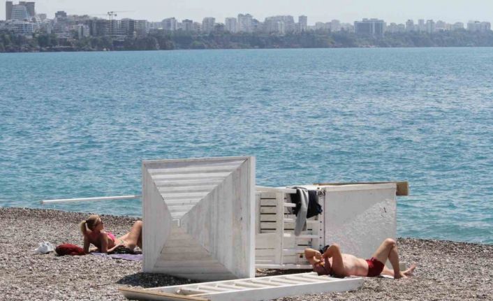 Antalya’da dün savaş alanına dönen sahilde bugün sıcak hava keyfi