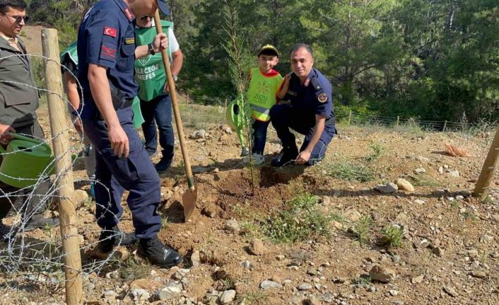 Antalya’da “İzmarit Değil Tohum At” sloganıyla tohum, fide ve fidan dikimi gerçekleştirildi