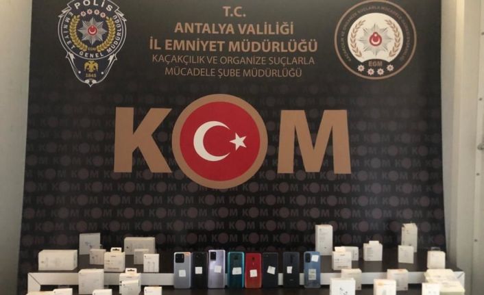 Antalya’da polisten kaçak elektronik eşya ve tütün operasyonu