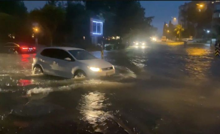 Antalya’da şiddetli yağmurda araçlar yolda kaldı