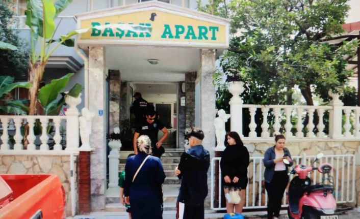 Aparttan çıkmayan kiracısının kapısına kimyasal sıvı döktü, 5 kişi hastanelik oldu