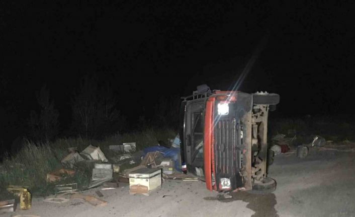 Arı kovanı yüklü pikap yan yattı, 60 kovan arı telef oldu
