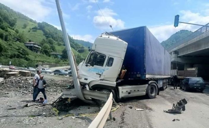 Artvin’de 3 aracın karıştığı kazada 3 kişi yaralandı