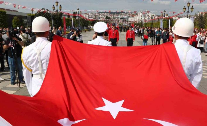 Atatürk’ü temsil eden bayrak karaya çıktı