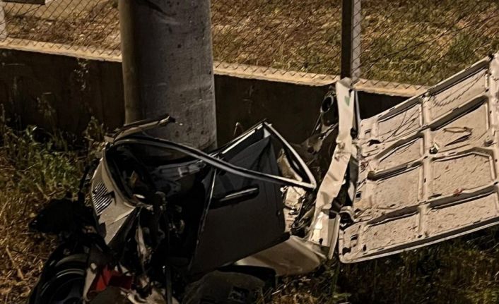 Aydınlatma direğine çarpan araç metal yığınına döndü: 1 ölü, 1 yaralı