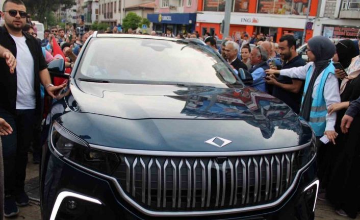 Aydınlılar Togg’u görüntülemek için birbirleriyle yarıştı: "Türk mühendisleri yapmış, sevinmeyelim de ne yapalım"