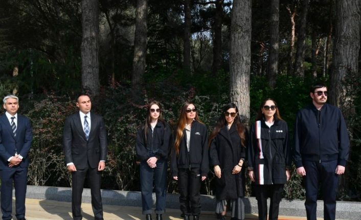 Azerbaycan Cumhurbaşkanı İlham Aliyev, merhum Cumhurbaşkanı Haydar Aliyev’i mezarı başında andı