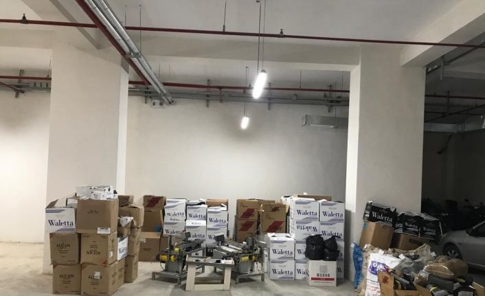 Baba ve oğullarına ait mekanlarda 7 milyon TL’lik kaçak tütün ve makaron ele geçirildi