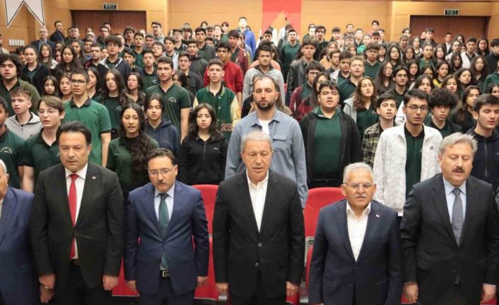 Bakan Akar’dan öğrencilere: “Sizler donanımlı olduğunuz takdirde bizim geleceğimiz daha güvende olur”