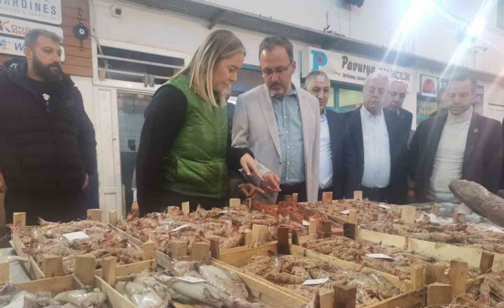Bakan Kasapoğlu balıkçı esnafıyla bir araya geldi