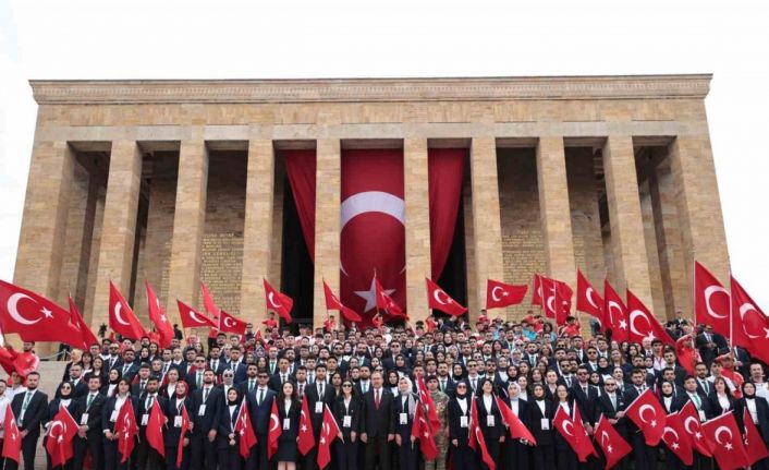 Bakan Kasapoğlu’ndan Anıtkabir’e 19 Mayıs ziyareti