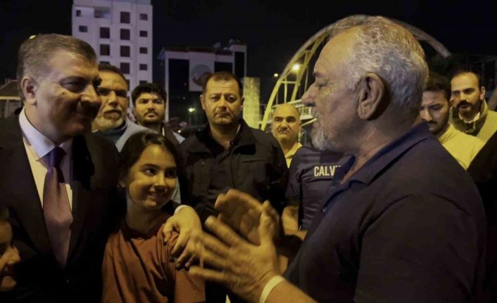 Bakan Koca’yı karşısında gören depremzede: "Bakanım artık uyuyun siz bize lazımsınız"