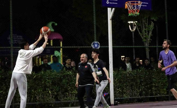 Bakan Varank, ilk kez oyunu kullanan gençlerle gece yarısı basketbol maçı yaptı