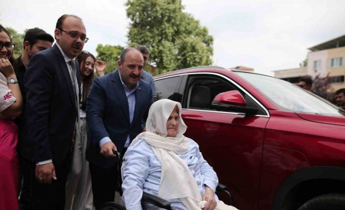 Bakan Varank, yürüme zorluğu çeken 70 yaşındaki kadını Togg ile sandığa getirdi