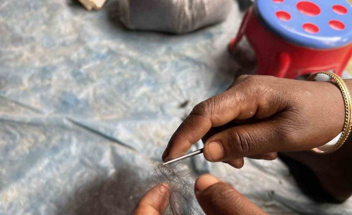 Bangladeşli kadınlar günlük 50 takaya çalışıp 8 bin taka değerinde peruk üretiyor