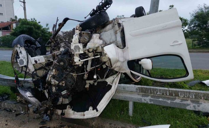 Bariyere çarpan hafif ticari araç takla attı: 1’i ağır 2 yaralı