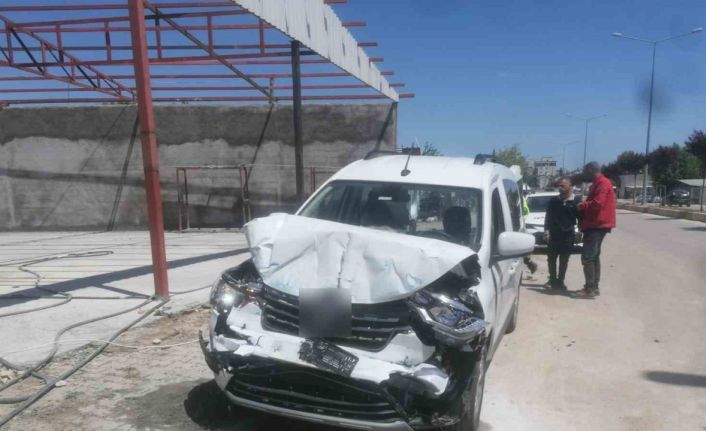 Başı dönen sürücünün kullandığı hafif ticari araç yol kenarındaki su tankerine çarptı: 1 yaralı