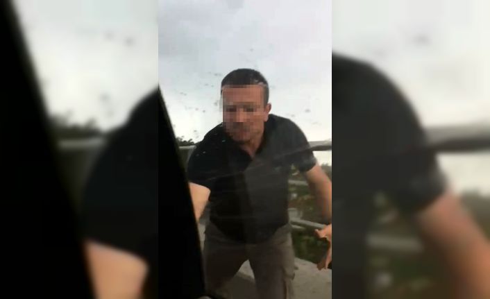 Başkent’te bir otobüs şoförü tartıştığı sürücünün önünü keserek aracın camlarını kırdı