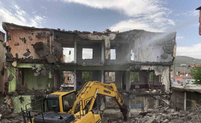 Batman’da İHA’nın gündeme getirdiği metruk binanın yıkımına başlandı