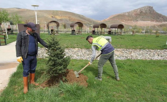 Bayburt Belediyesinin temizlik ve bakım çalışmaları hız kesmeden devam ediyor