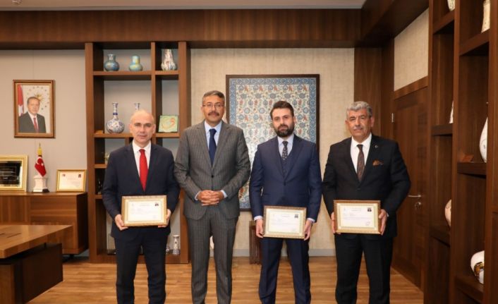 Belediye Başkan Yardımcıları Abdullah Damcı, Murat Arık ve Ertuğrul Cevahir’e başarı belgesi