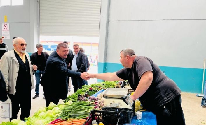 Beylikova Belediye Başkanı Özkan Alp, Cumhur İttifakı mensuplarıyla birlikte ilçe pazarını ziyaret etti