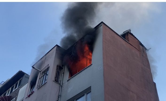 Beyoğlu’nda korkutan yangın: 4 katlı binanın çatı katı alev alev yandı