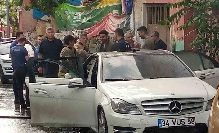 Beyoğlu’nda park halindeki araç alev alev yandı