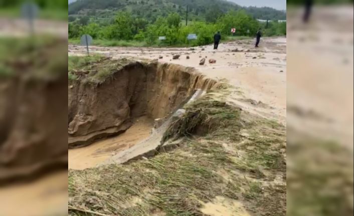Bilecik’te aniden bastıran sağanak yağış Söğüt-İnhisar kara yolunu ikiye böldü
