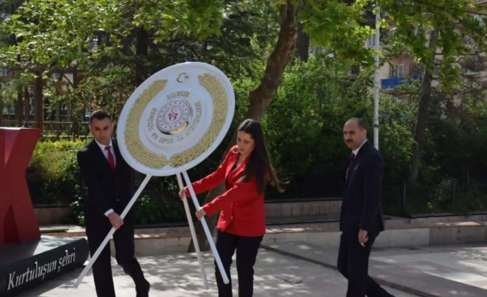 Bilecik’te Gençlik Haftası Atatürk Anıtı’na konulan çelenkle başladı