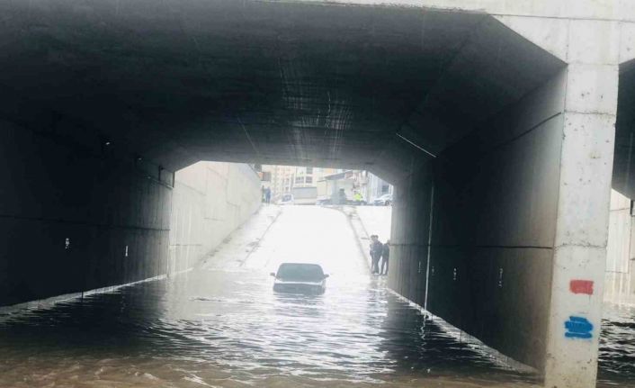Bilecik’te suların bastığı alt geçitte araç mahsur kaldı