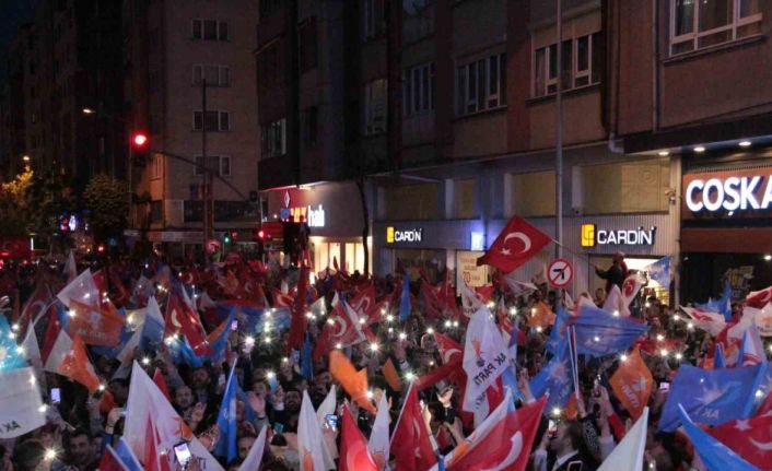 Binlerce kişi AK Parti Eskişehir İl Başkanlığı önünde zafer kutlaması yaptı
