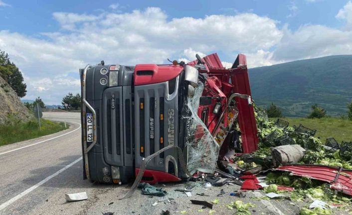 Bolu’da 2 tır çarpıştı, biri devrildi: 1 yaralı