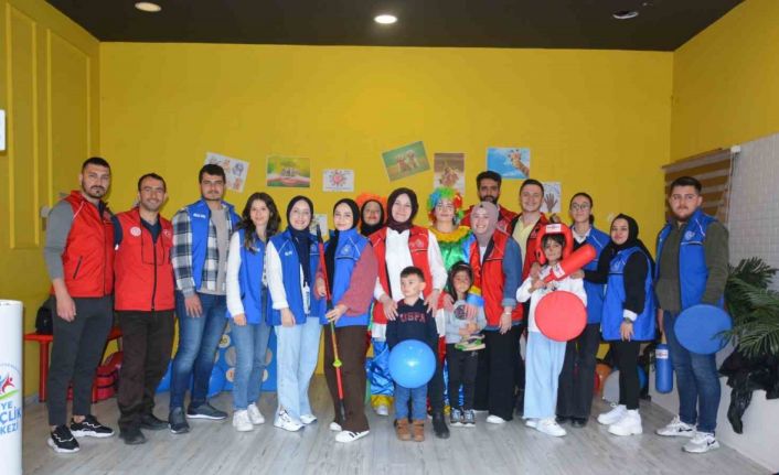 Bu proje sosyalleştiriyor: Sosyal medyadan uzaklaşan minikler, sosyal alanda oyunun keyfini yaşadılar