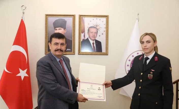 Burdur Vali Arslantaş, deprem bölgesinde görev yapan tüm personeli “başarı belgesi” ile ödüllendirdi.