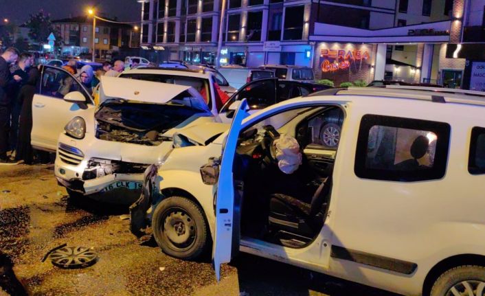 Bursa’da iki aracın kafa kafaya çarpıştığı feci kaza kamerada: 2 yaralı
