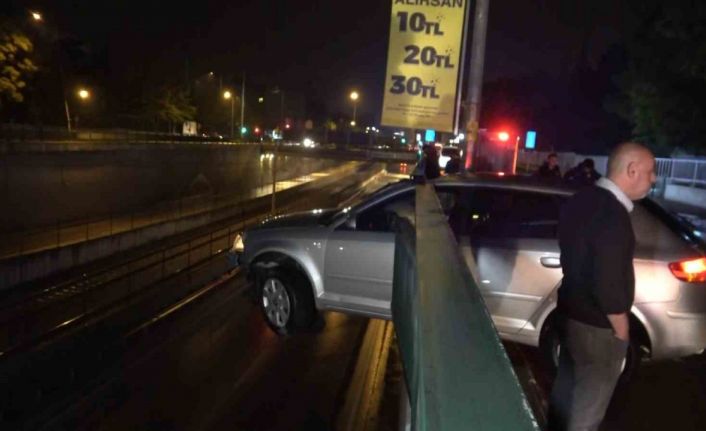 Bursa’da kontrolden çıkıp bariyerlere saplanan otomobil 5 metre yükseklikte asılı kaldı
