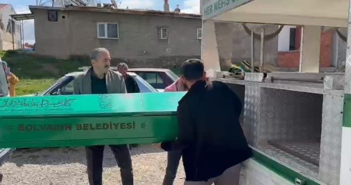 Çay içmek için gece terasa çıkan adamın sabah cansız bedeni bulundu