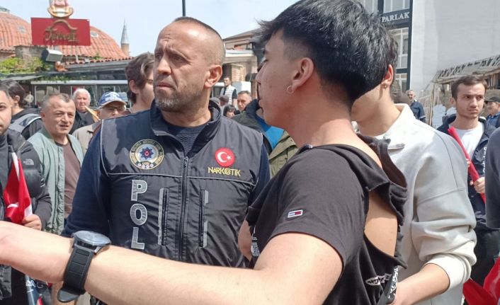 CHP Mengen İlçe Teşkilatı’nın pankartları yüzünden alanı göremeyince duruma tepki gösterdi