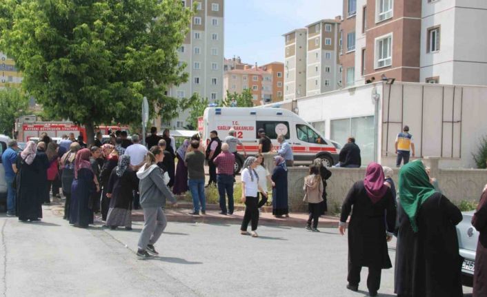 Çocuğunu kurtarmak isteyen anne kucağındaki çocuğu ile 13. kattan düştü: 3 ölü