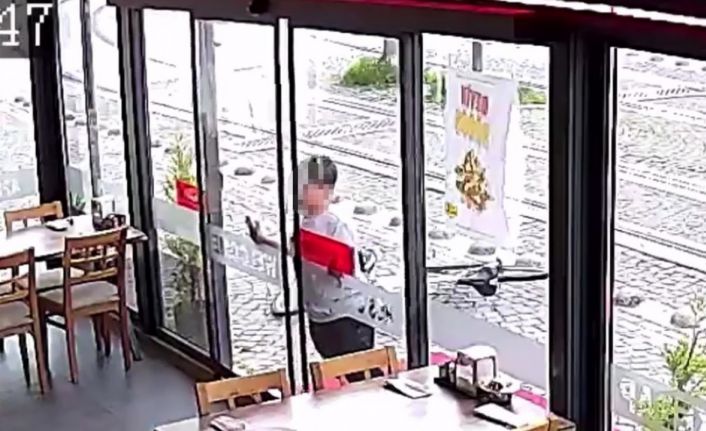 Çocuk hırsızın soğukkanlılığı kamerada: Önce sensörlü kapıyı açtı, sonra kasaya yöneldi