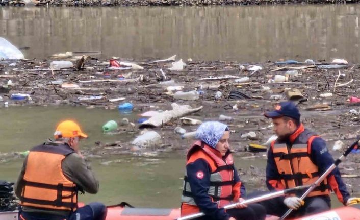 Çoruh nehrine düşen kamyon 3 gün sonra çıkartıldı, kayıp sürücüyü ise arama çalışmaları sürüyor